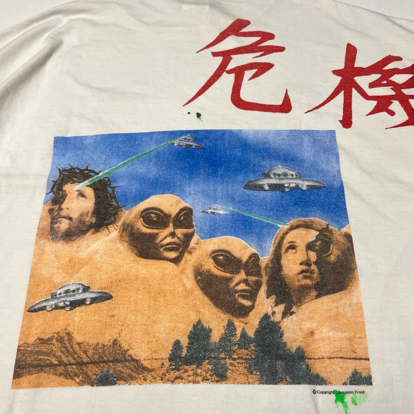Details of printing and accessories SAINT Mxxxxxx × Sean Wotherspoon SW_SS TEE/KIKI/WHT Alien Crisis/Alien President Mountain TEE Off-white S-XL Super handsome co-branded alien print design Ultra-high difficulty printing restoration High printing difficulty The word 'Crisis' is printed on the body and sleeve bones Correct version Customized SW co-branded accessories/cylindrical fabric without side seams Enzyme heavy washing and water distressing Handmade garments with graffiti and ink splashing